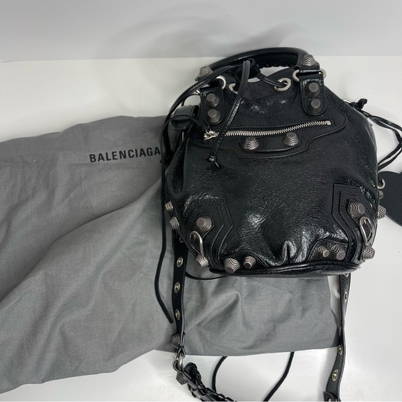 BALENCIAGA Le Cagole crinkled-leather bucket bag Small - Picture 13 of 14
